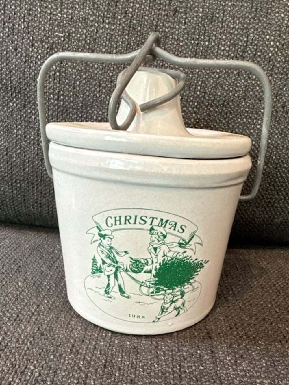 Old Tavern Club Vintage 1988 Christmas Stoneware Cheese Crock Jar